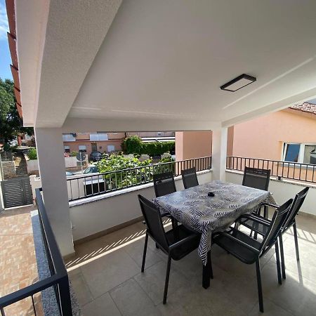 Family Beach Apartments Перой Екстер'єр фото