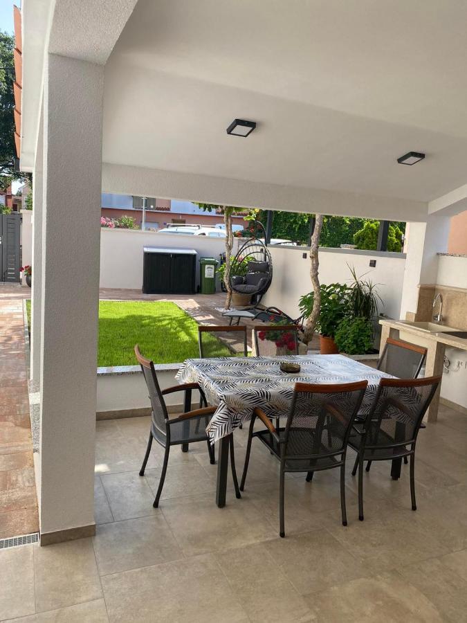 Family Beach Apartments Перой Екстер'єр фото