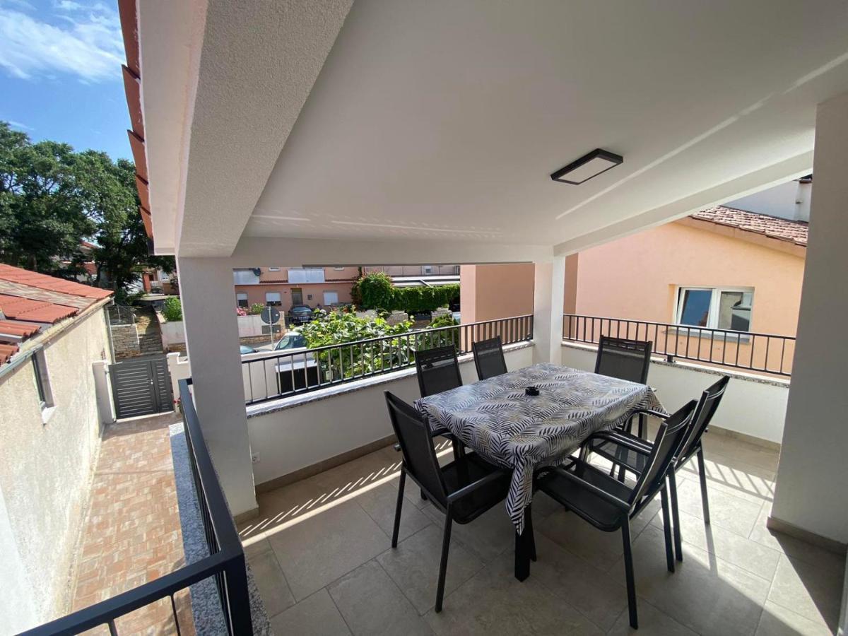 Family Beach Apartments Перой Екстер'єр фото