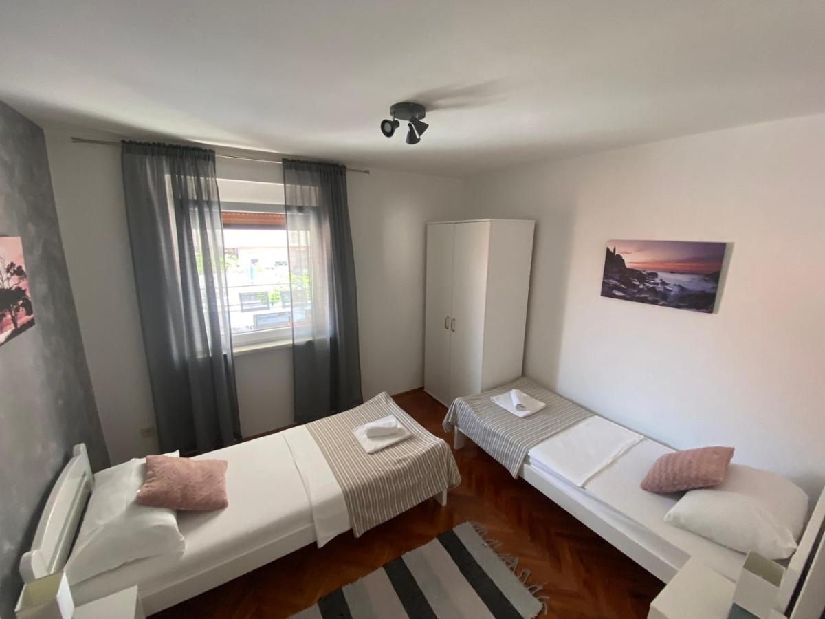 Family Beach Apartments Перой Екстер'єр фото