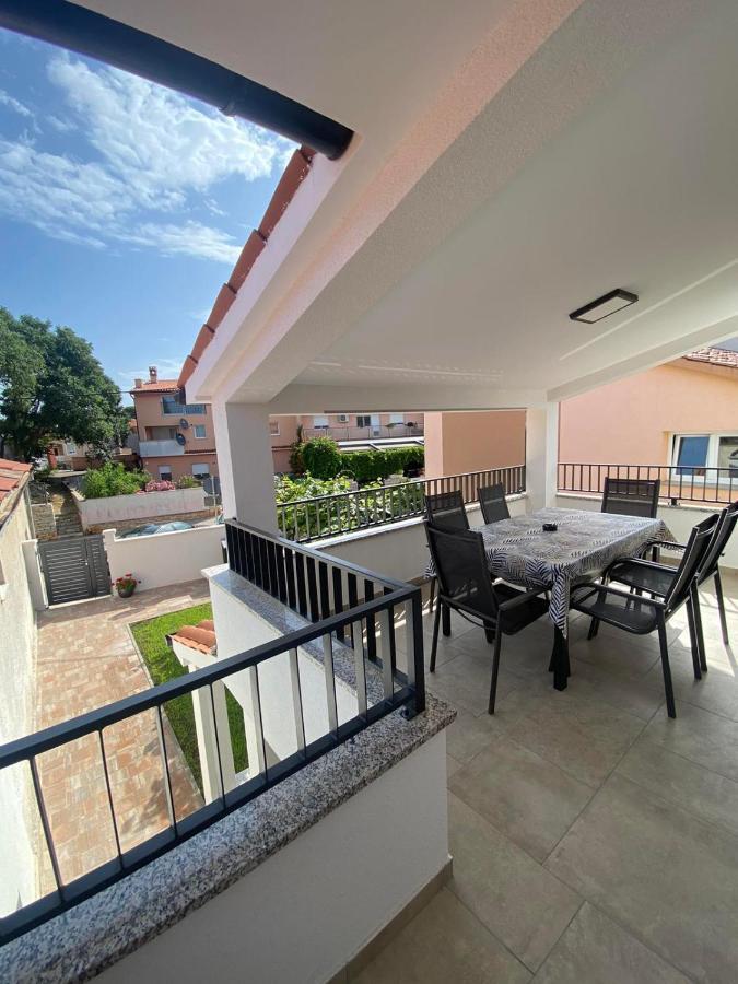 Family Beach Apartments Перой Екстер'єр фото