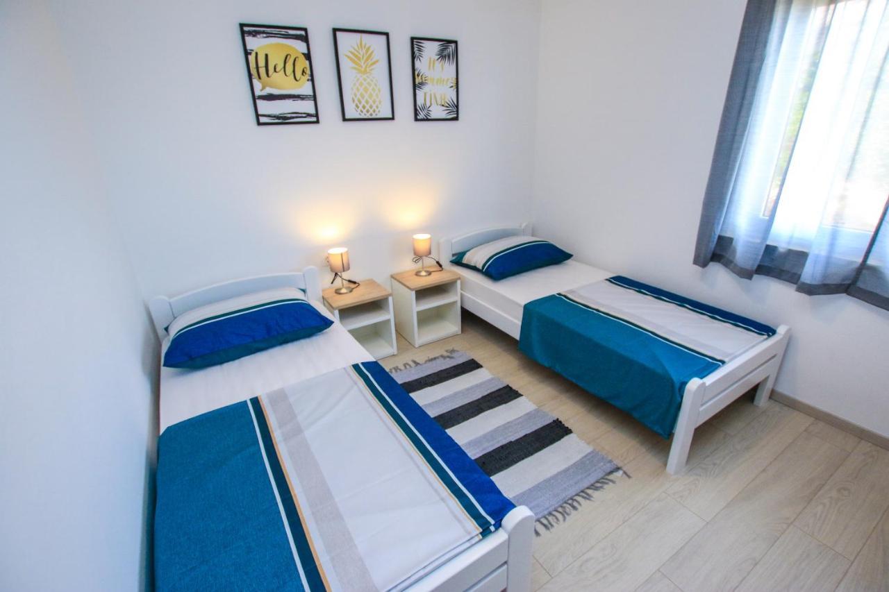 Family Beach Apartments Перой Екстер'єр фото