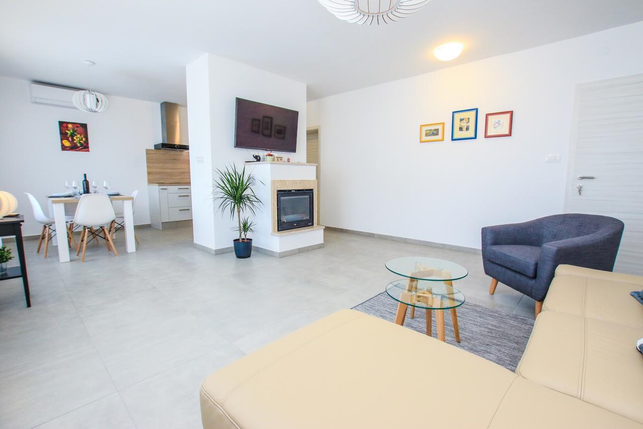 Family Beach Apartments Перой Екстер'єр фото