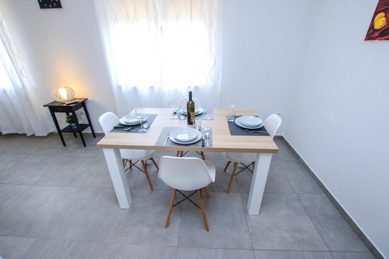 Family Beach Apartments Перой Екстер'єр фото