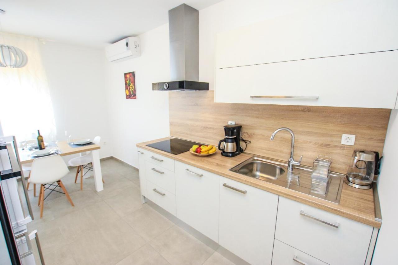 Family Beach Apartments Перой Екстер'єр фото