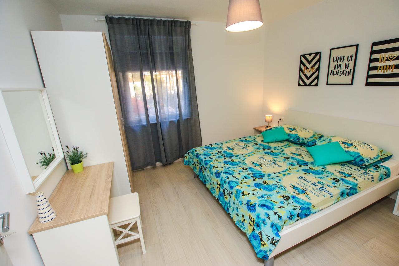 Family Beach Apartments Перой Екстер'єр фото
