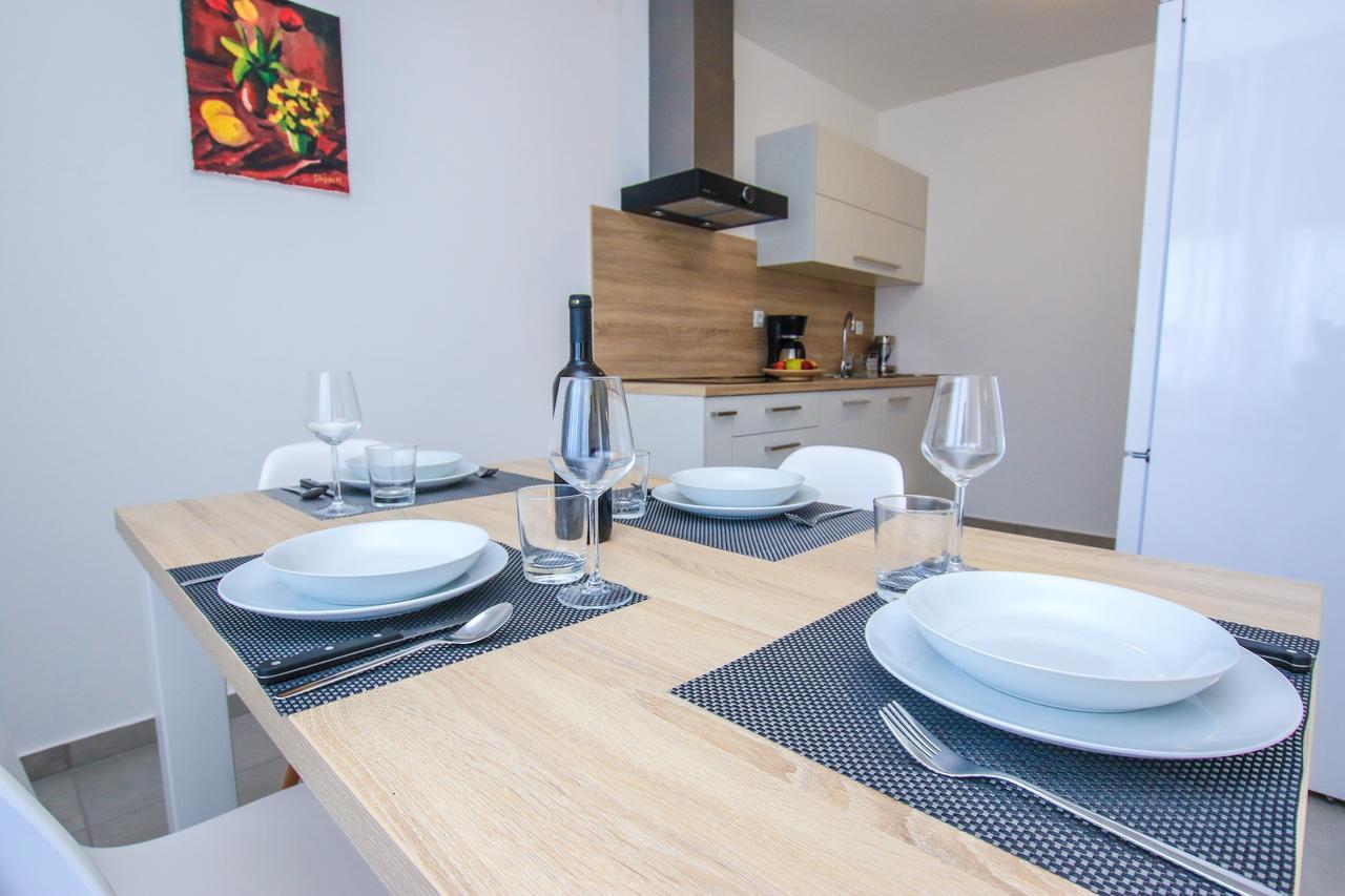 Family Beach Apartments Перой Екстер'єр фото