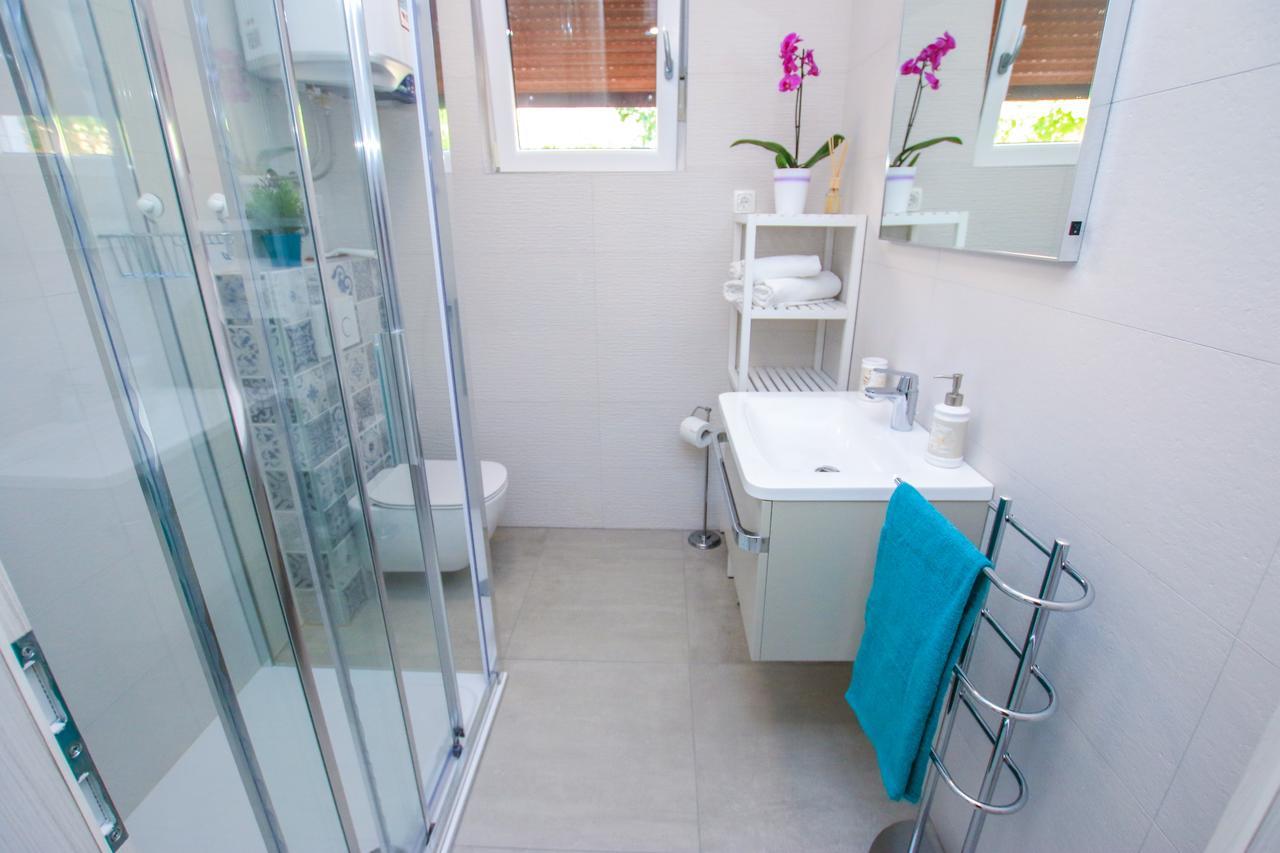 Family Beach Apartments Перой Екстер'єр фото
