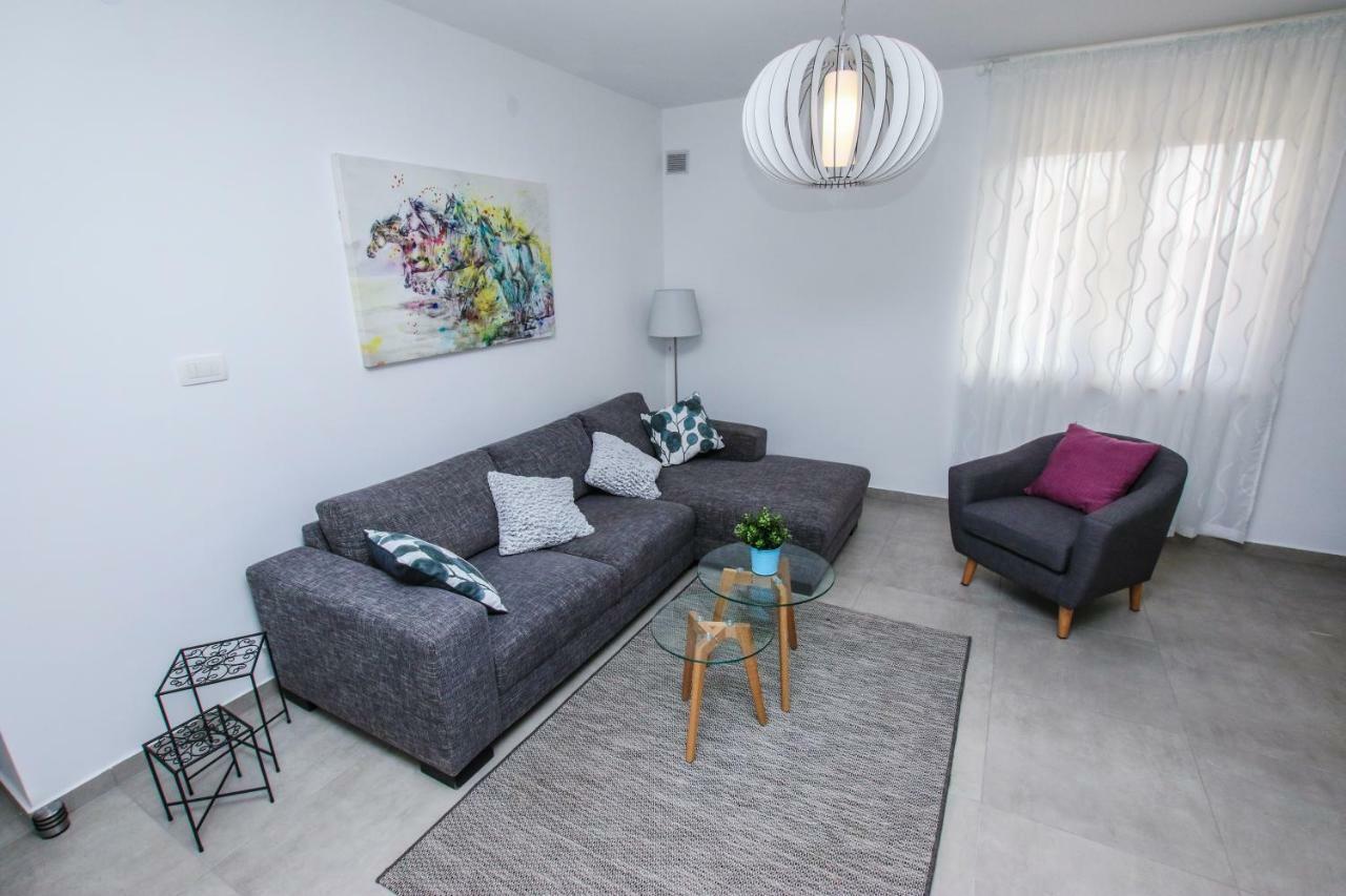Family Beach Apartments Перой Екстер'єр фото