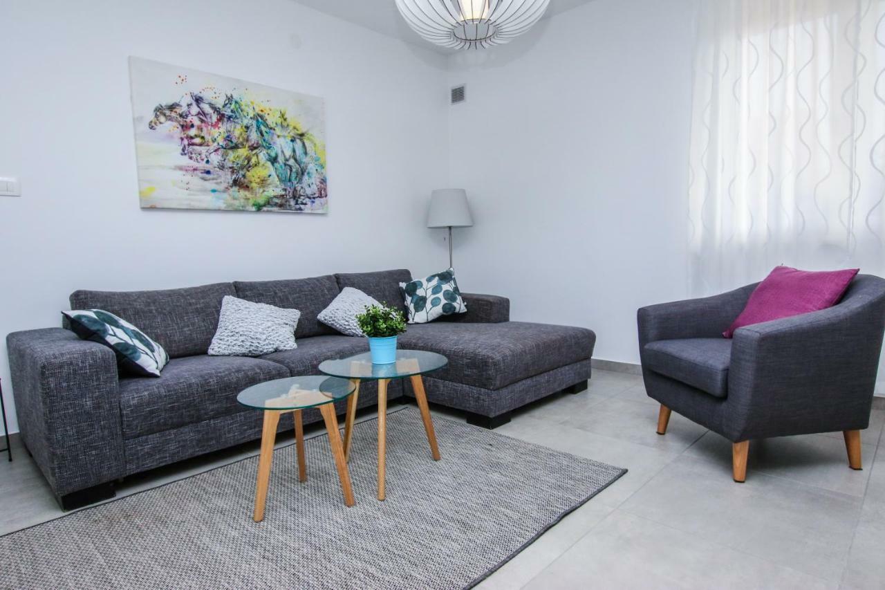 Family Beach Apartments Перой Екстер'єр фото