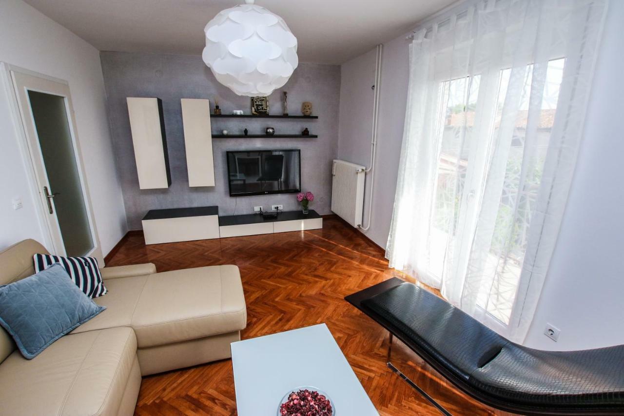 Family Beach Apartments Перой Екстер'єр фото