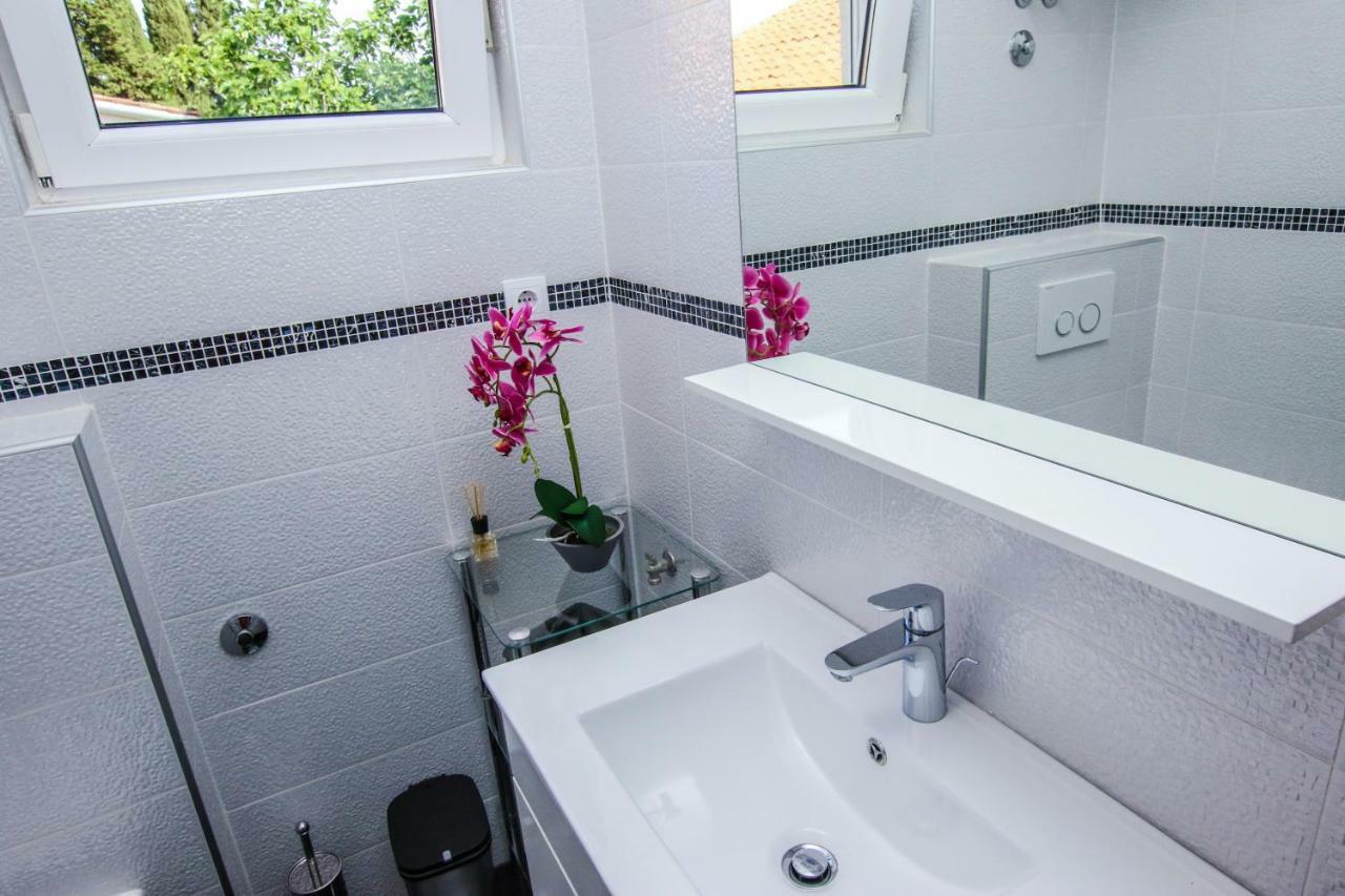 Family Beach Apartments Перой Екстер'єр фото