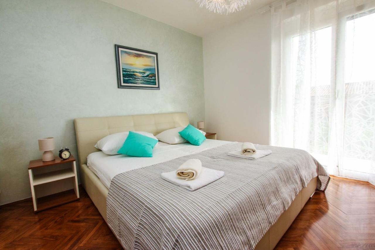 Family Beach Apartments Перой Екстер'єр фото